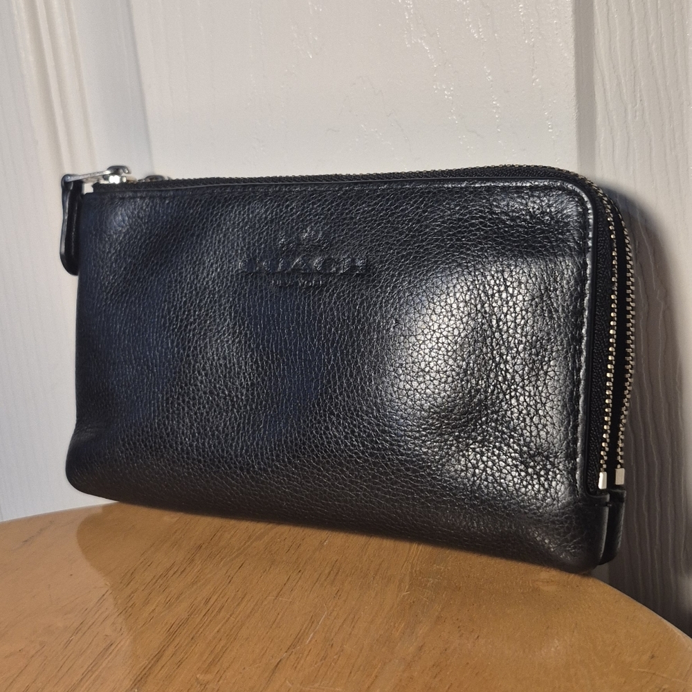Coach New York Black Leather Wallet / Wristlet With Gold Toned Hardware - Picture 2 of 12